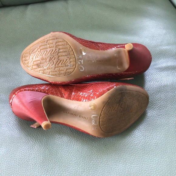 Red Gianni Bini Heels with Strap - Picture 5 of 6
